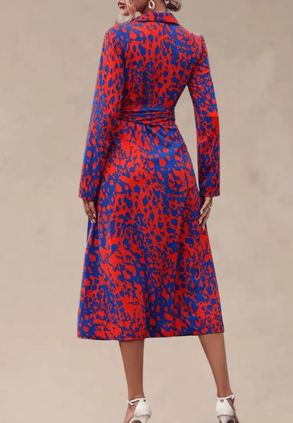 Niebiesko-czerwona sukienka kopertowa z kołnierzem i paskiem