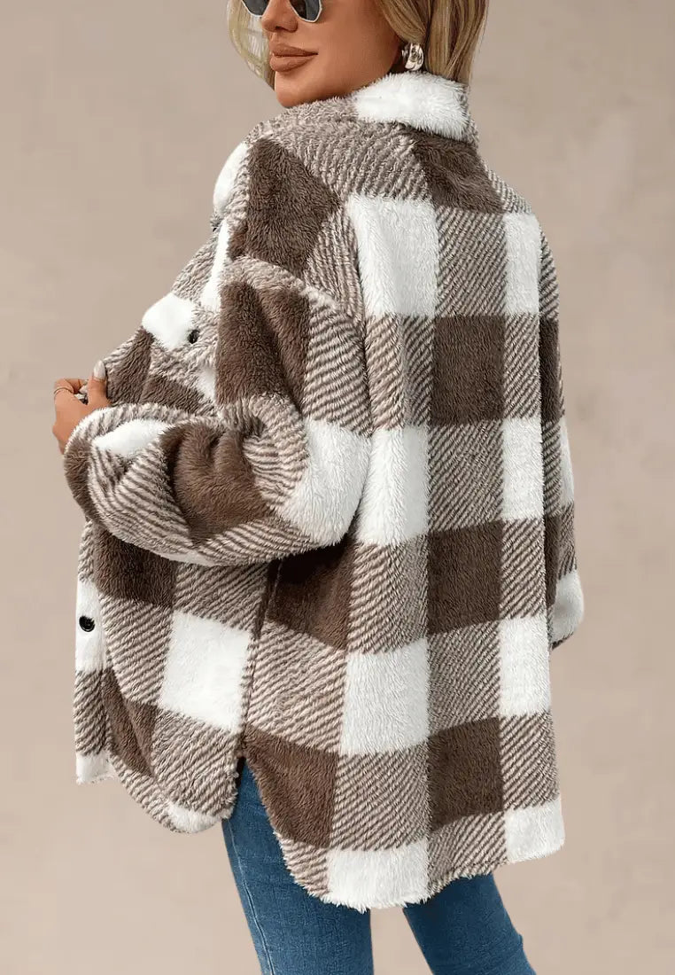 Brązowa kurtka damska polarowa długa w kratę z guzikami