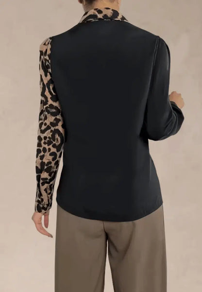 Czarna koszula damska z panterkowym wzorem i długim rękawem