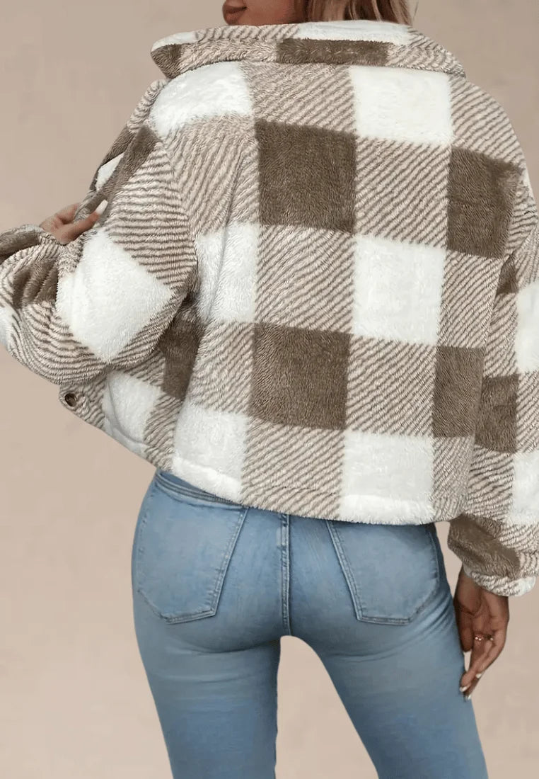 Beżowa kurtka damska polarowa krótka w kratę z guzikami