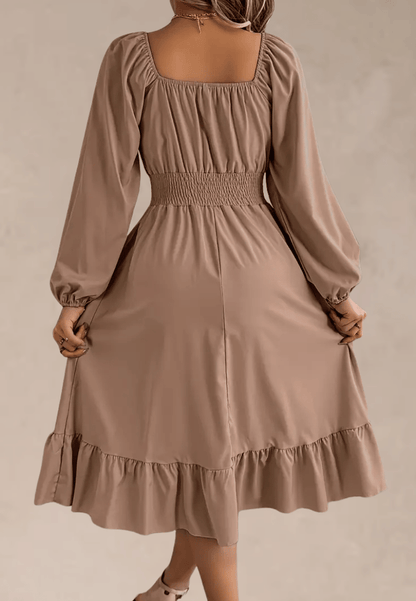 Beżowa sukienka midi z marszczeniem w talii i falbanką u dołu