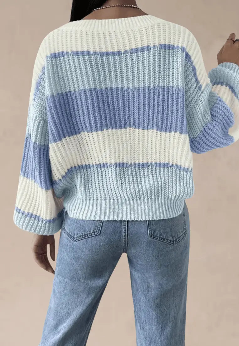 Biało-niebieski sweter damski w szerokie pasy