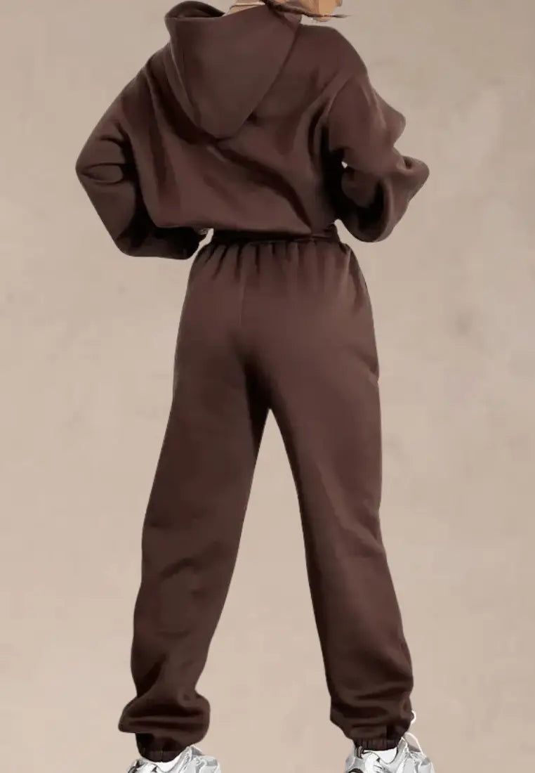 Brązowy komplet dresowy damski z kapturem i elastycznymi nogawkami