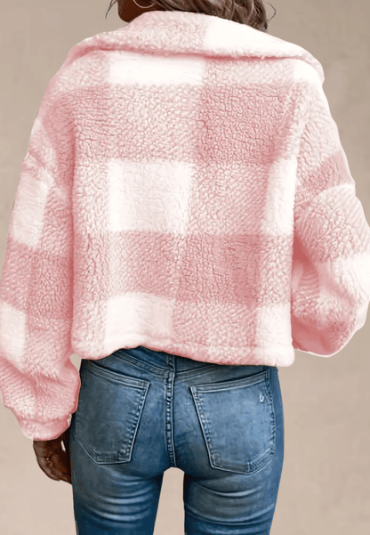 Różowa kurtka damska polarowa krótka w kratę z guzikami