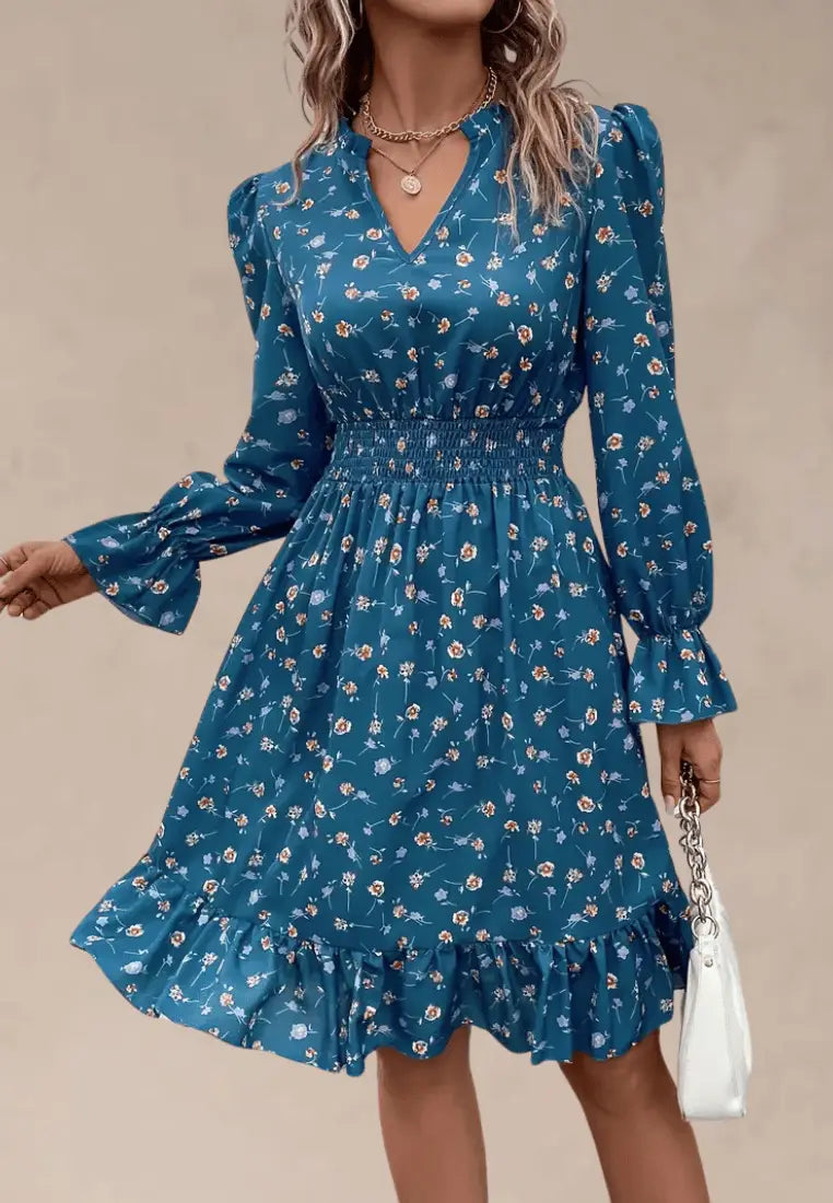 Niebieska sukienka w kwiaty z falbaną i gumką w talii