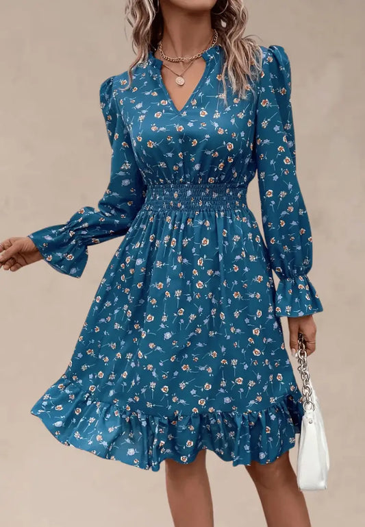 Niebieska sukienka w kwiaty z falbaną i gumką w talii