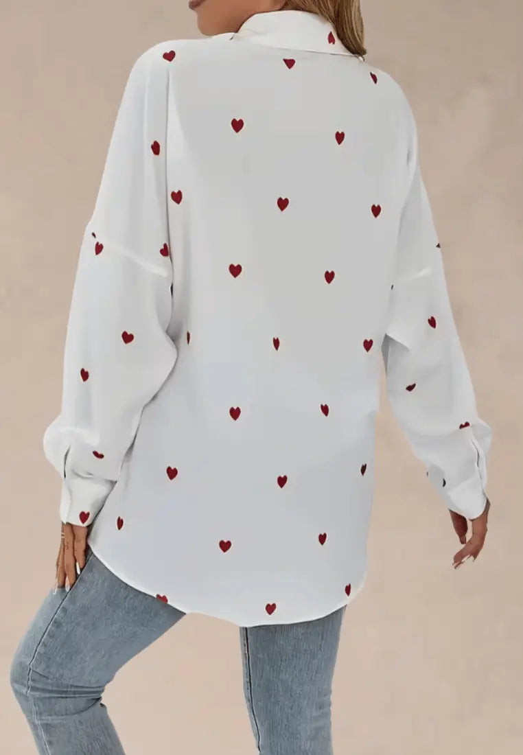 Biała koszula damska oversize w serca z kołnierzykiem i kieszeniami