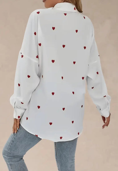 Biała koszula damska oversize w serca z kołnierzykiem i kieszeniami
