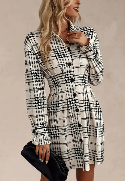 Biało-czarna sukienka koszulowa w pepitkę z długim rękawem i kołnierzykiem