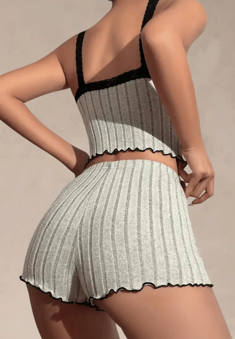 Szary komplet piżamowy damski z topem na ramiączkach i spodenkami