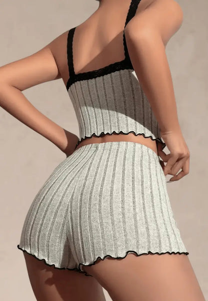 Szary komplet piżamowy damski z topem na ramiączkach i spodenkami