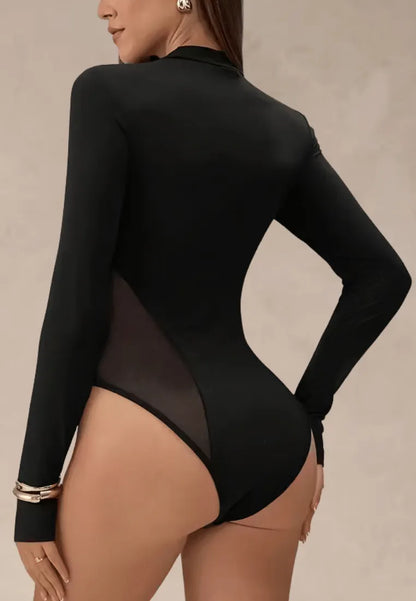 Czarne body damskie z długim rękawem i siateczkowym dekoltem w kształcie V