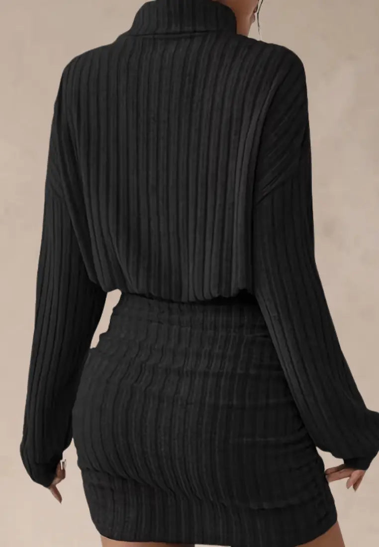 Czarna sukienka prążkowana dzianinowa z golfem i długim rękawem