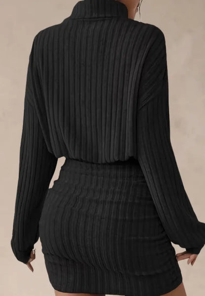 Czarna sukienka prążkowana dzianinowa z golfem i długim rękawem