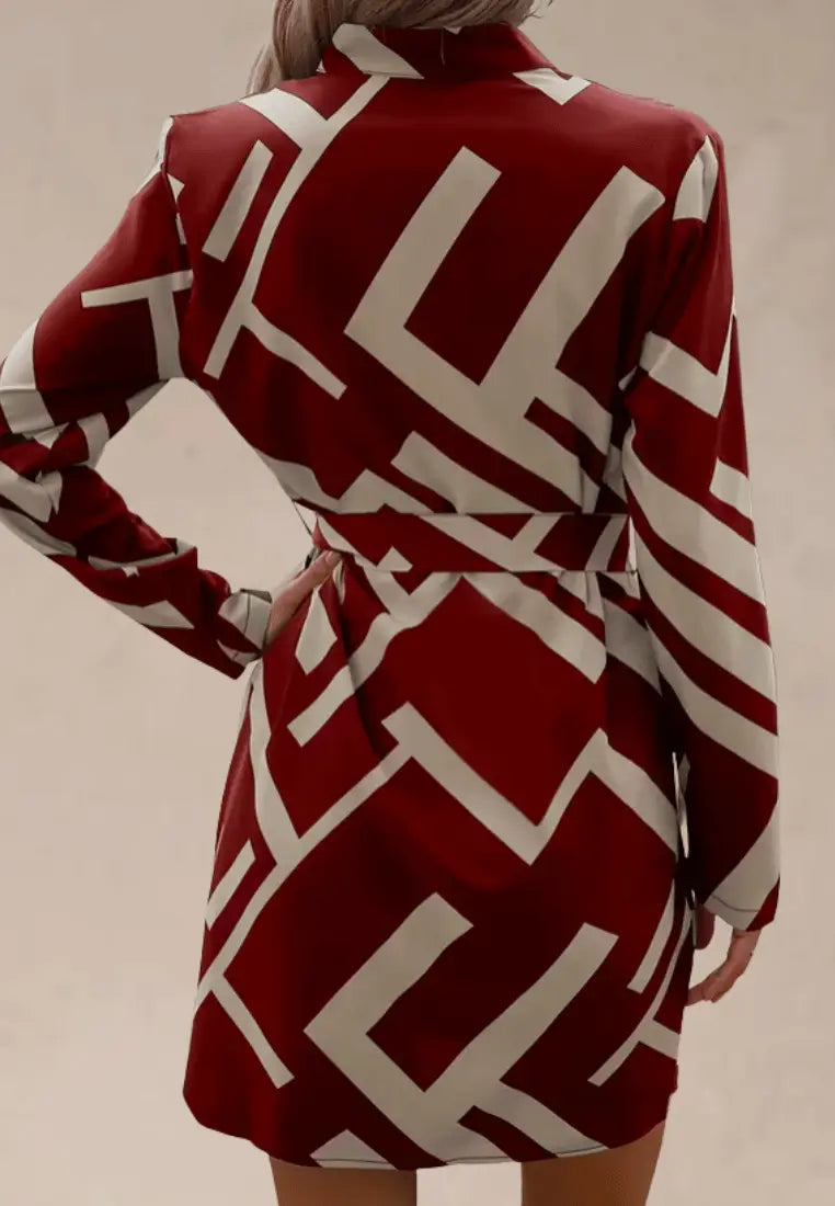Bordowo‑beżowa sukienka koszulowa w geometryczny wzór z paskiem i długim rękawem