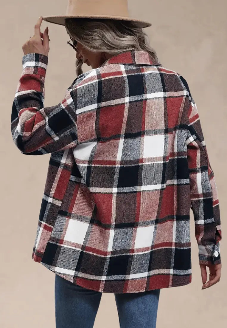 Czerwona koszula damska flanelowa w kratę z jasnymi guzikami i kołnierzykiem