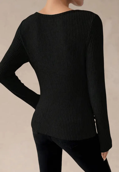 Czarny sweter damski prążkowany z dekoltem woda