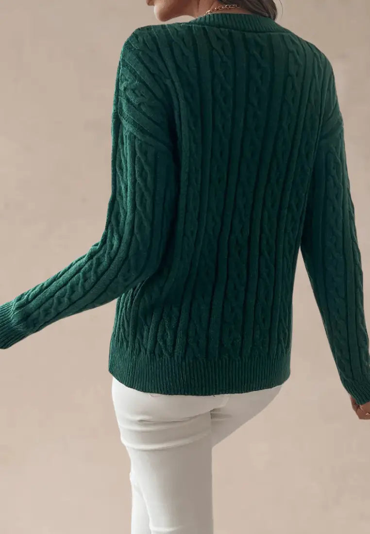 Zielony sweter damski z warkoczowym splotem i okrągłym dekoltem
