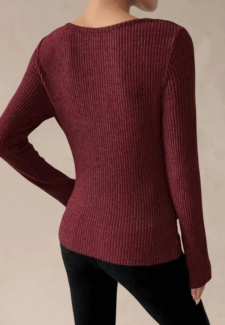 Bordowy sweter damski prążkowany z dekoltem woda