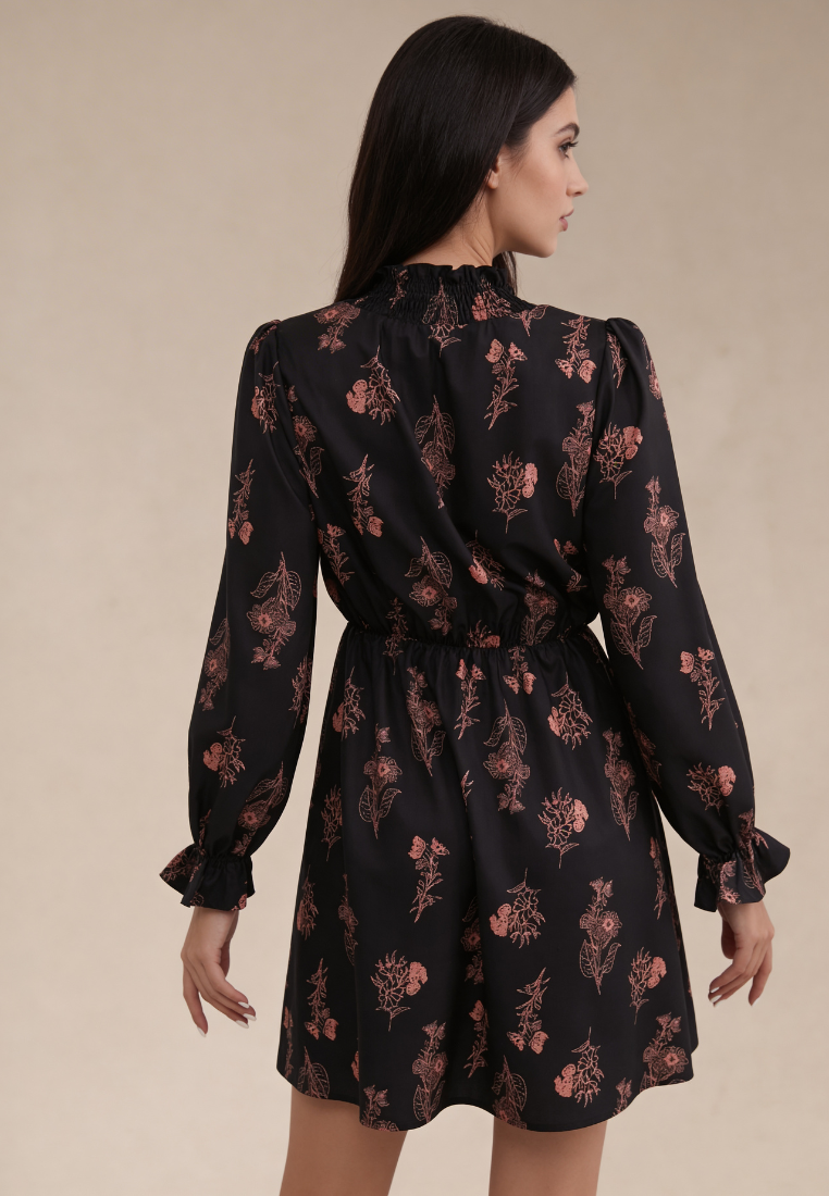 Czarna sukienka w kwiaty z paskiem i stójką