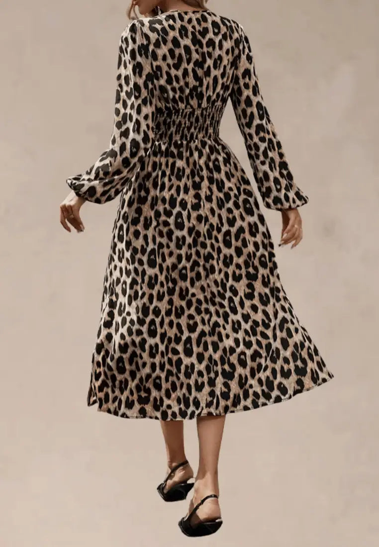 Beżowo‑czarna sukienka midi w panterkę z paskiem i długim rękawem