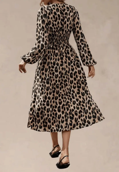 Beżowo‑czarna sukienka midi w panterkę z paskiem i długim rękawem