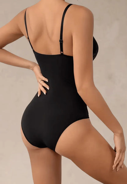 Czarne body damskie koronkowe na ramiączkach z głębokim dekoltem