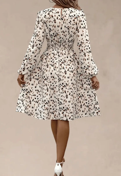 Kremowa sukienka z gumką w talii panterkowy wzór midi fason