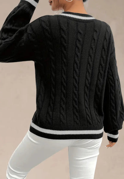 Czarny sweter damski z dekoltem V i warkoczowym splotem