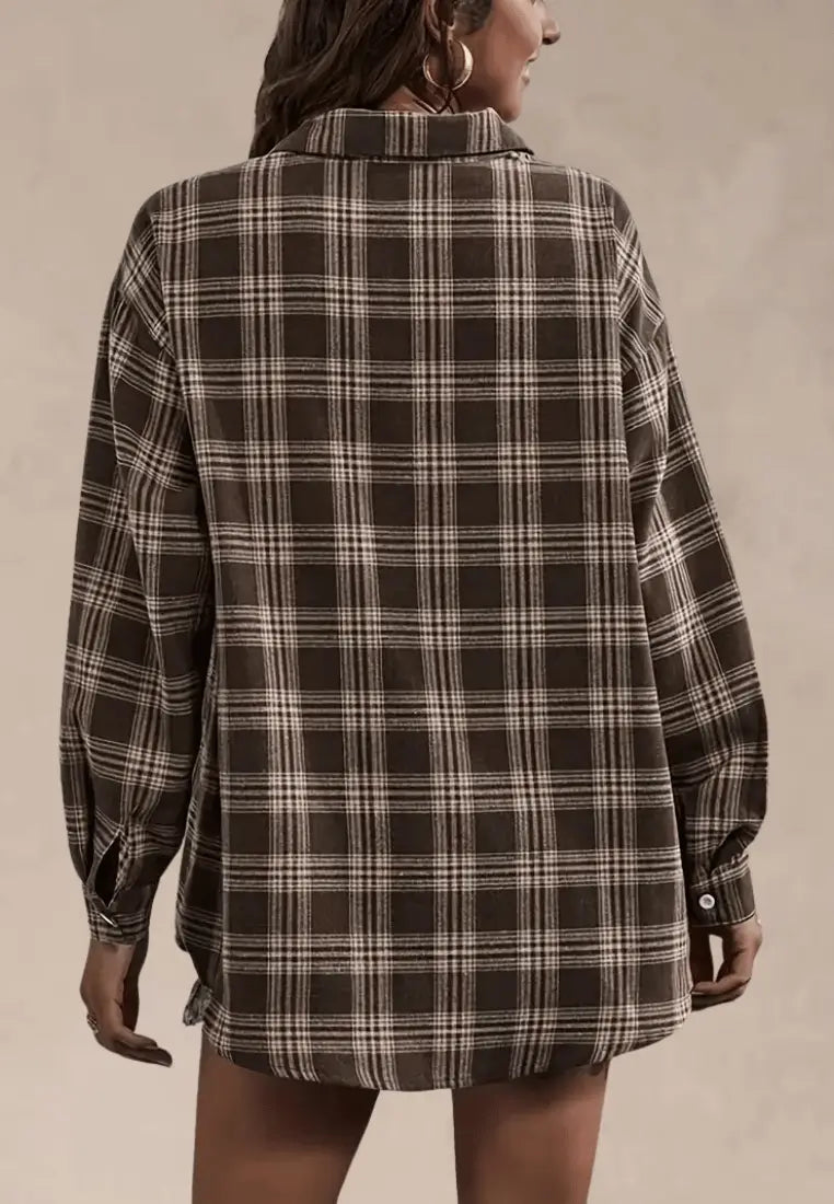 Brązowa koszula damska flanelowa w kratę z długim rękawem i guzikiem