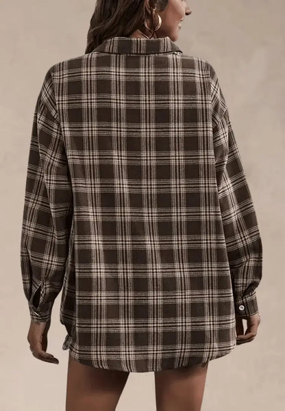 Brązowa koszula damska flanelowa w kratę z długim rękawem i guzikiem