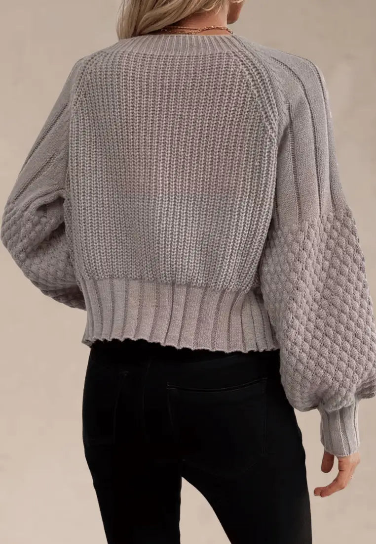 Beżowy kardigan damski z guzikami krótki fason ozdobny splot