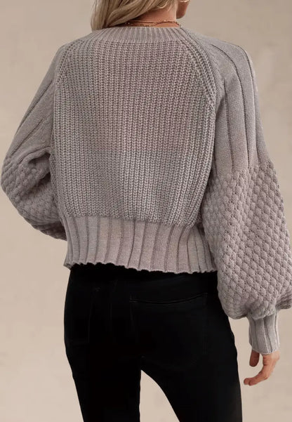 Beżowy kardigan damski z guzikami krótki fason ozdobny splot