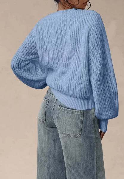 Błękitny sweter damski oversize o grubym splocie