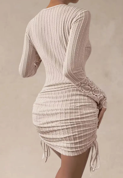 Beżowa sukienka prążkowana dzianinowa z guzikiem i koronką na rękawach