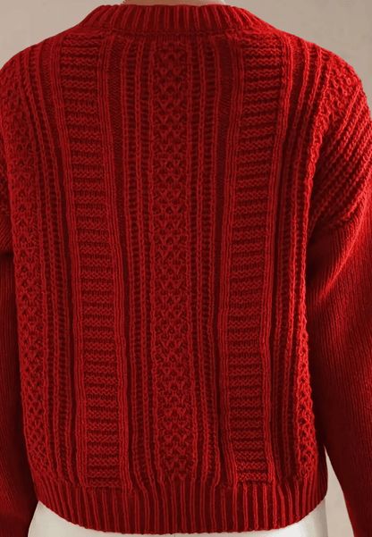 Czerwony sweter damski z grubym splotem i warkoczowym wzorem