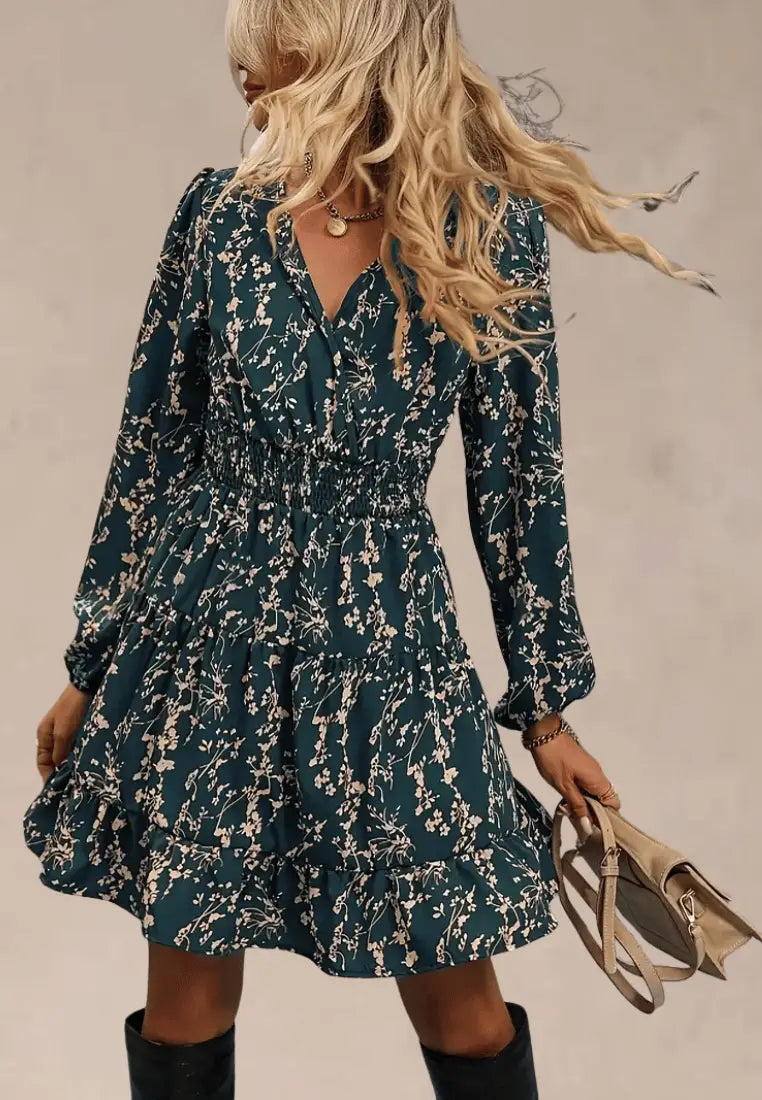 Zielona sukienka z falbanami w kwiaty i długim rękawem