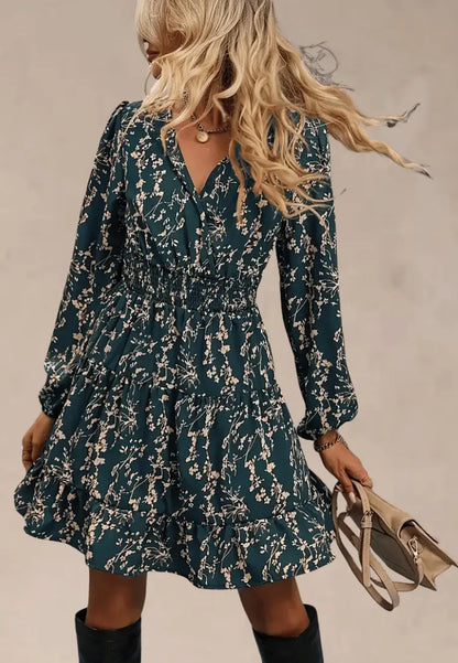 Zielona sukienka z falbanami w kwiaty i długim rękawem