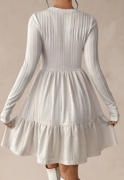 Beżowa sukienka dzianinowa z długim rękawem i okrągłym dekoltem