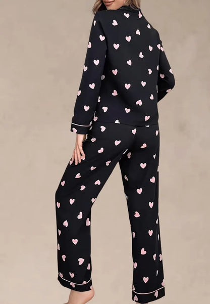 Czarny komplet piżamowy damski z długim rękawem i długimi spodniami w serduszka
