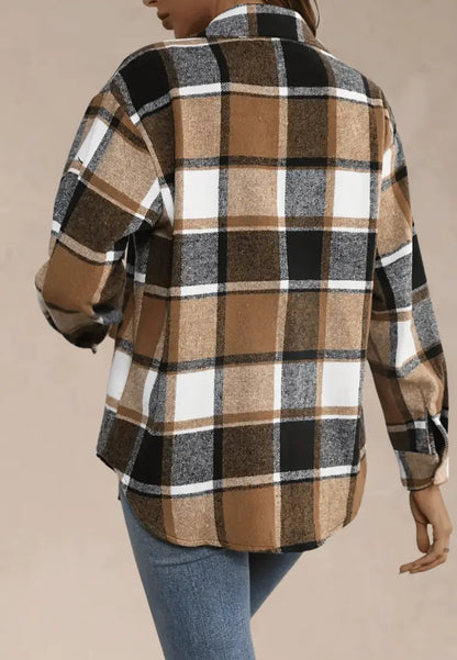 Brązowa koszula damska flanelowa w kratę z długim rękawem i kołnierzykiem