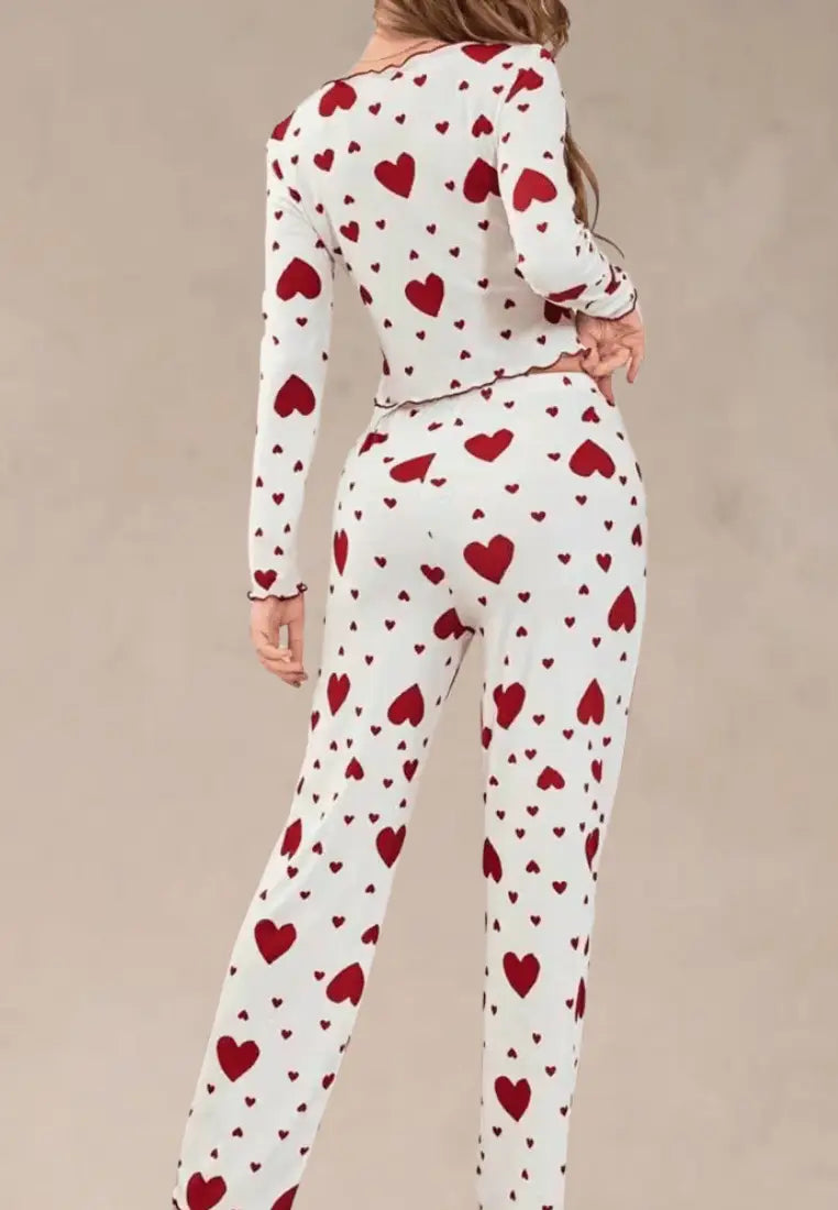 Biały komplet piżamowy damski z długim rękawem i długimi spodniami w czerwone serca