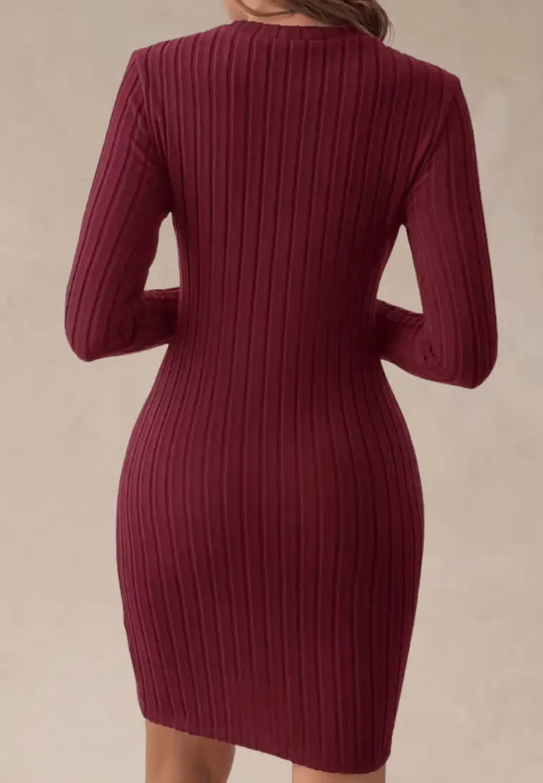 Bordowa sukienka prążkowana dzianinowa z długim rękawem