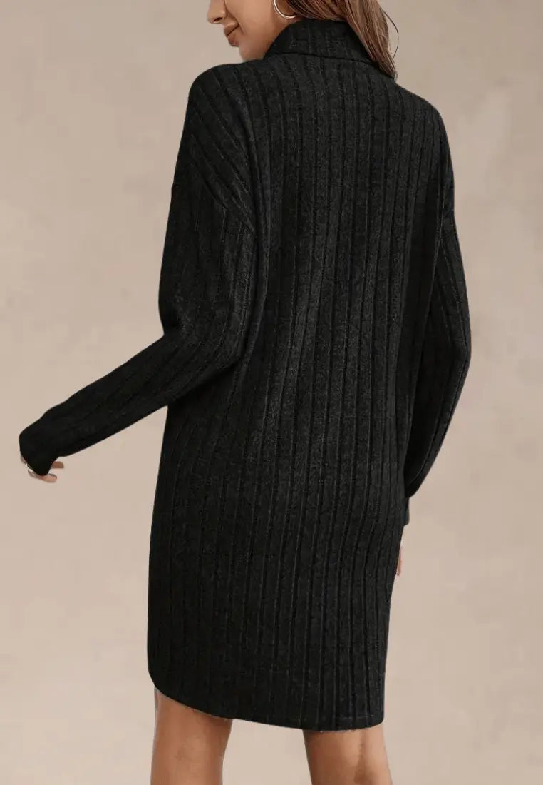 Czarna sukienka dzianinowa prążkowana z golfem i długim rękawem