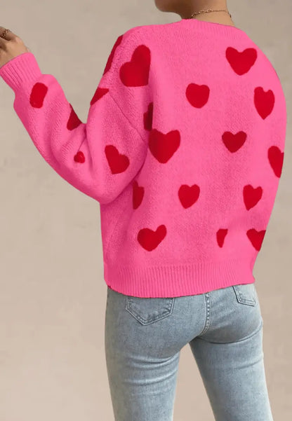 Różowy sweter damski z czerwonymi serduszkami