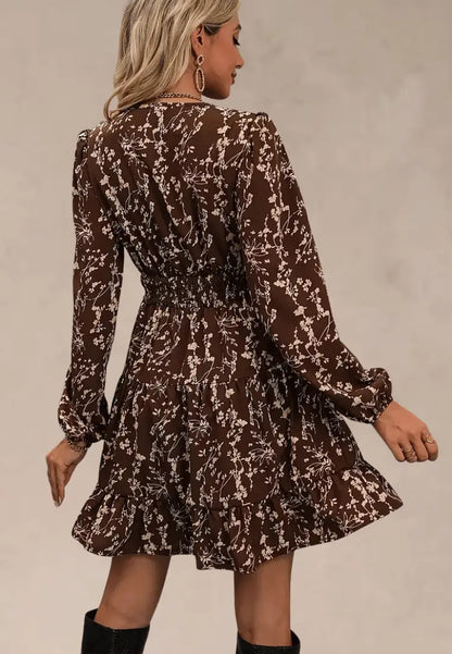 Brązowa sukienka w kwiaty z marszczeniem i długim rękawem