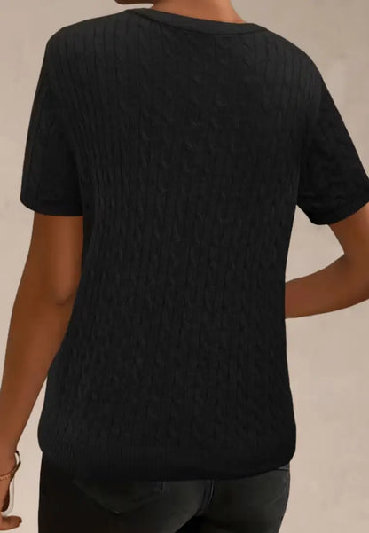 Czarny sweter damski z krótkim rękawem i okrągłym dekoltem