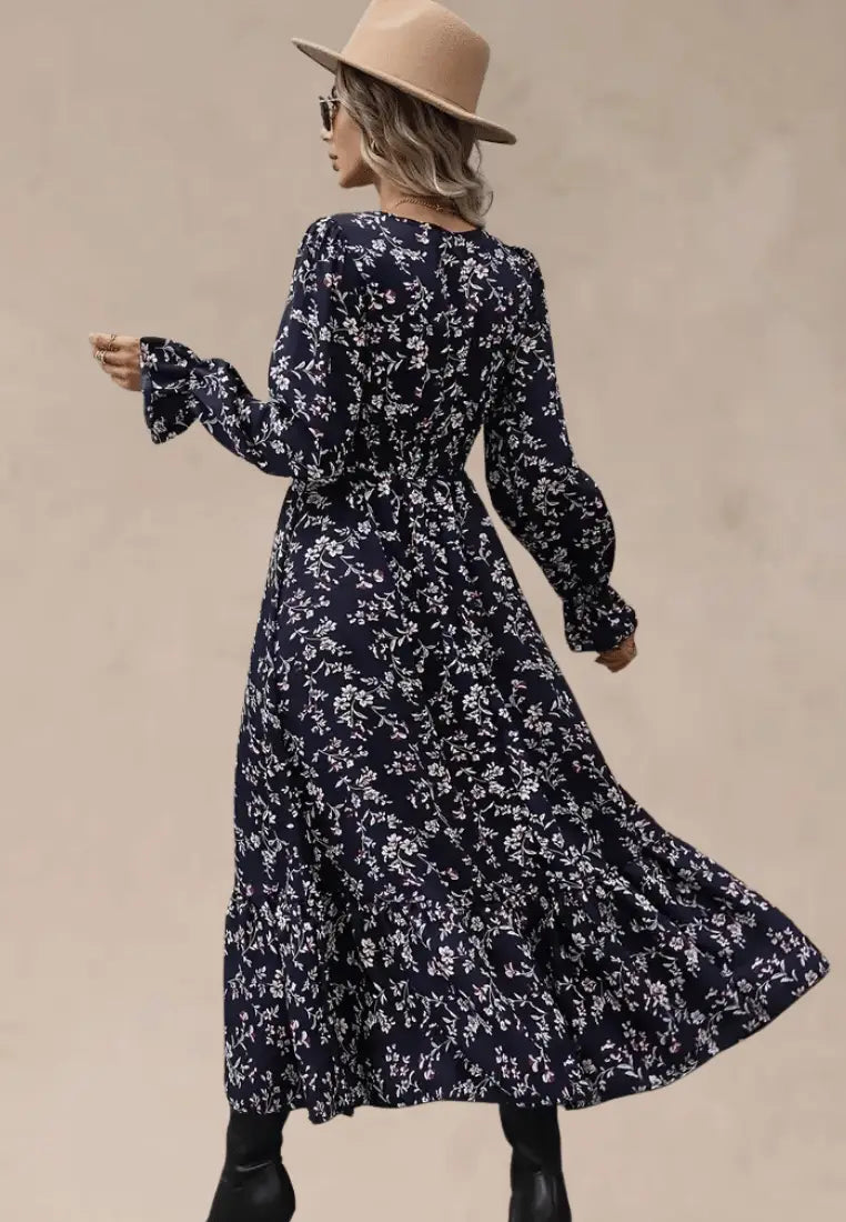 Granatowa sukienka maxi w drobne kwiaty z falbaną i długim rękawem