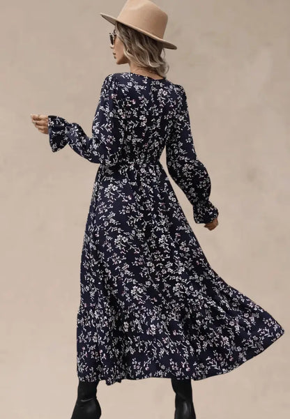 Granatowa sukienka maxi w drobne kwiaty z falbaną i długim rękawem