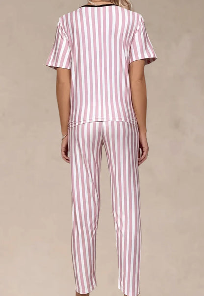 Różowy komplet piżamowy damski w paski z krótkim rękawem i długimi spodniami